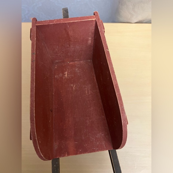 Distressed/rustic wheelbarrow. - Picture 5 of 12